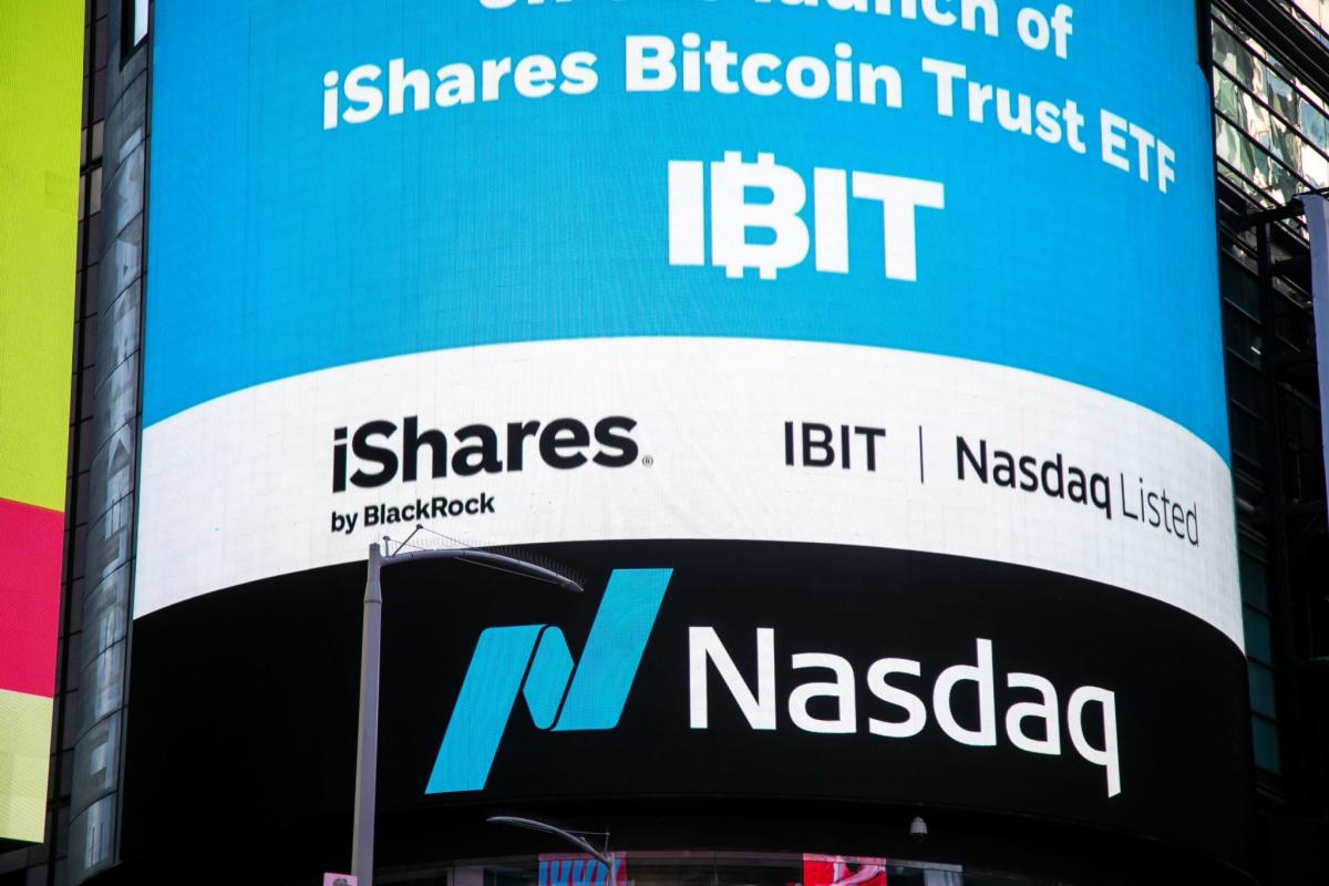 Bitcoin retail etf outflows 494 m analysts eye market bottom