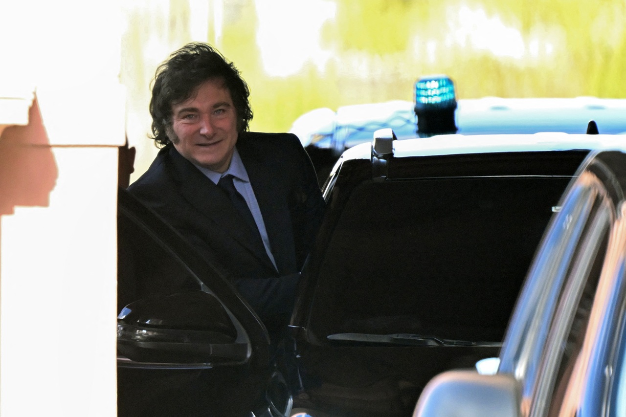 Argentine lawyers charge president milei with fraud over cryptocurrency promotion